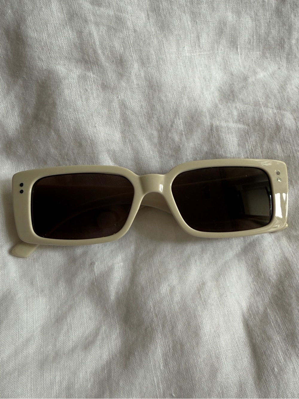 FRYE AND CO. Rectangular Cream Frame Sunglasses with Dark Lenses
